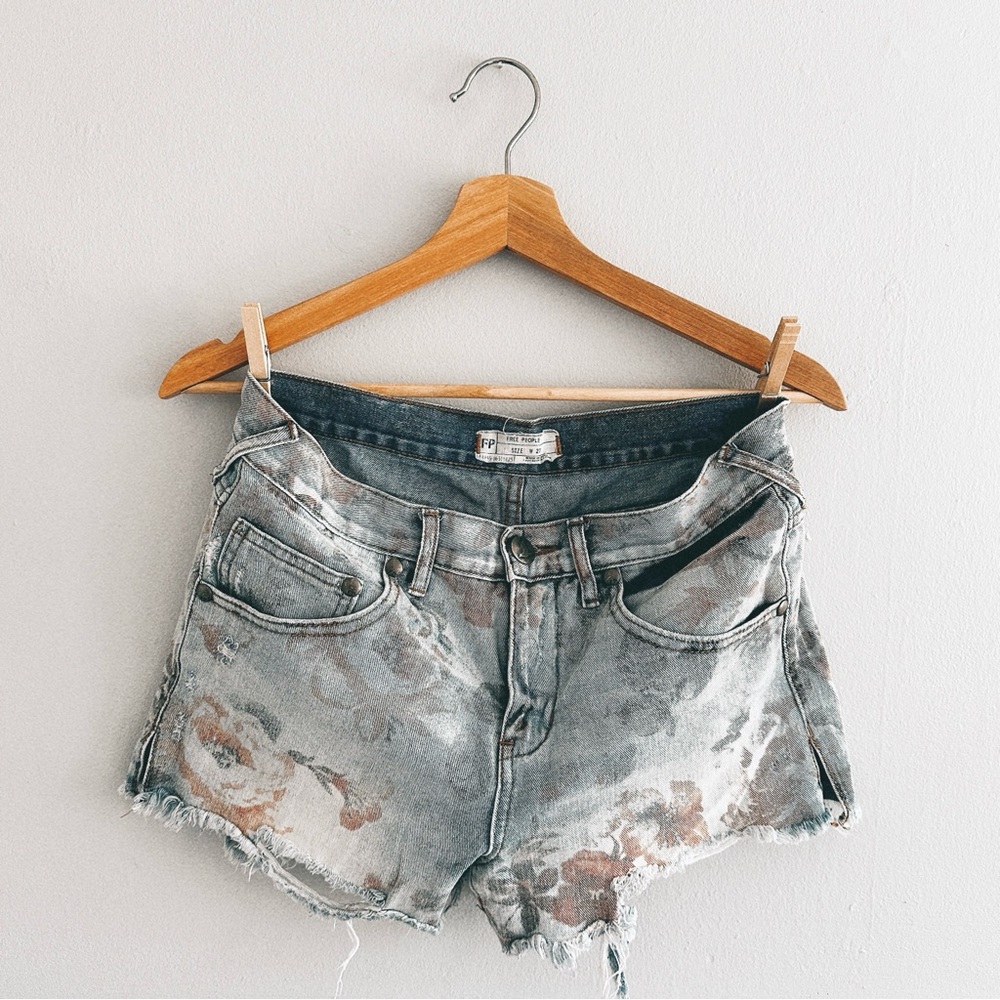 FREE PEOPLE > Floral Denim Shorts